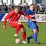 Benedikt Steinle mit dem FC Mertingen einen nicht unbedingt einkalkulierten Punkt bei der SG Alerheim (rechts Florian Veit).