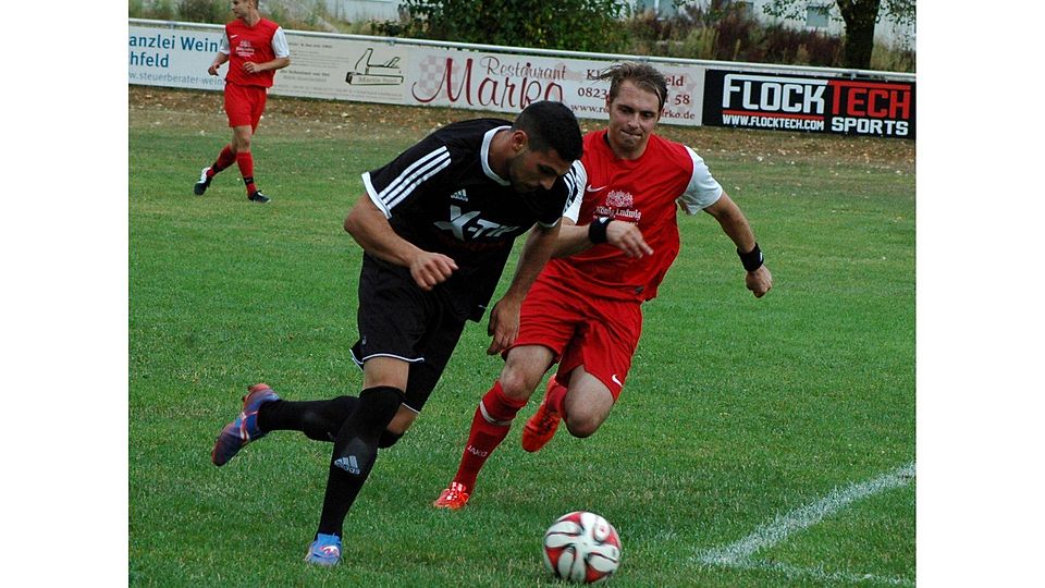 Nicht mehr dem Gegner hinterherlaufen will Sebastian Richly (rechts) mit dem TSV Klosterlechfeld. Der Aufsteiger will sich spielerisch steigern. Foto: Christian Kruppe