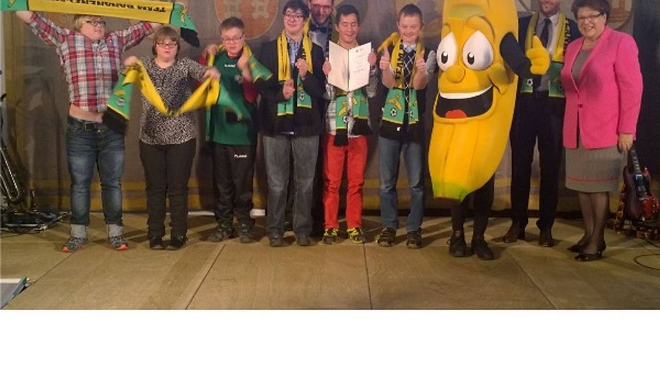 Barbara Stamm (rechts) überreichte den zweiten Preis des Bürgerkulturpreises an Stefan Plötz, Ben Rückerl und die Kinder vom Team Bananenflanke.  Foto: cw