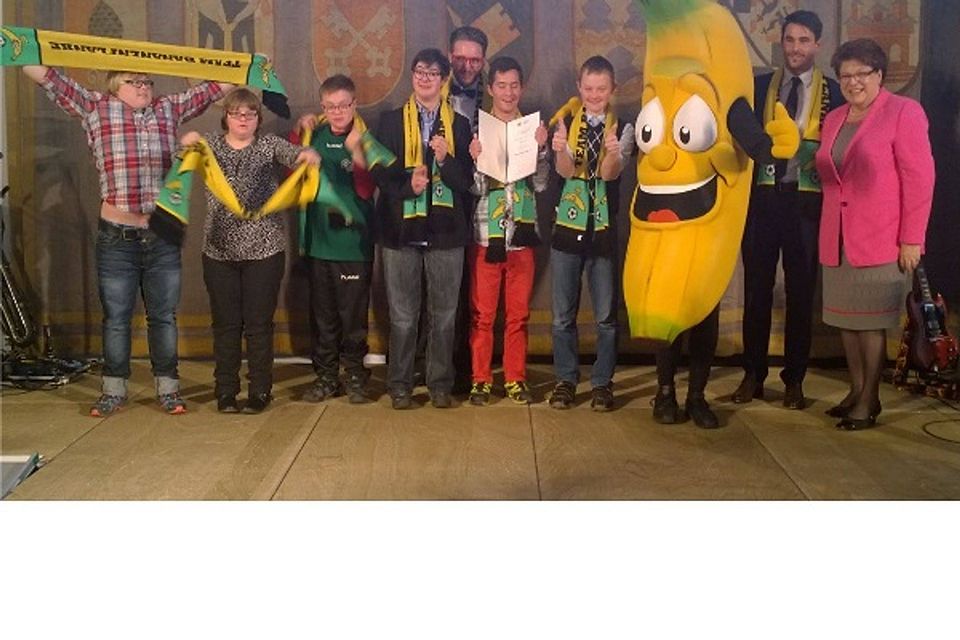 Barbara Stamm (rechts) überreichte den zweiten Preis des Bürgerkulturpreises an Stefan Plötz, Ben Rückerl und die Kinder vom Team Bananenflanke.  Foto: cw