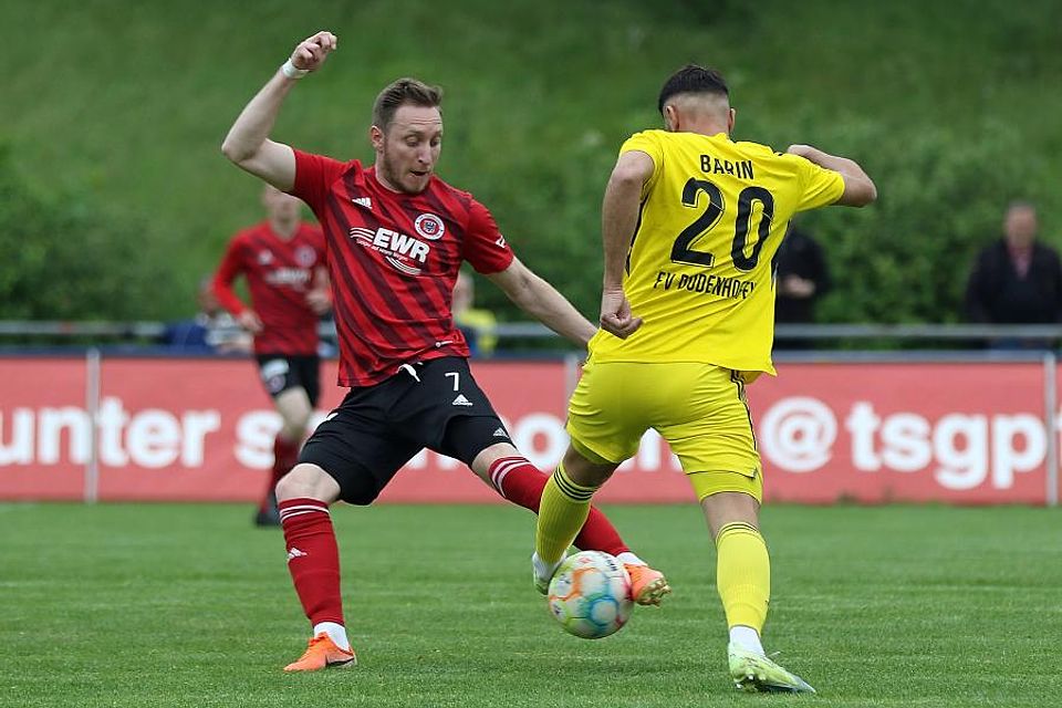 Pressschlag: Pfeddersheims Fabio Schmidt (rotes Trikot), hier gegen FV-Kicker Tolga Barin, traf zum 1:1. 	