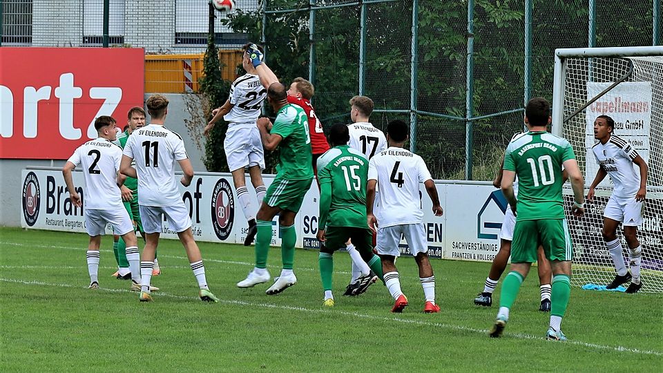 Sicherer Rückhalt: Eilendorfs Keeper Fabian Radermacher wehrt den Ball ab.