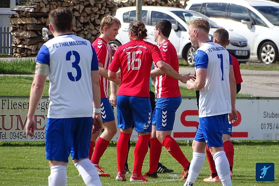 Kapitän Langner und Torschütze Eisenhut dürfen sich über einen wichtigen Dreier in Aufhausen freuen.