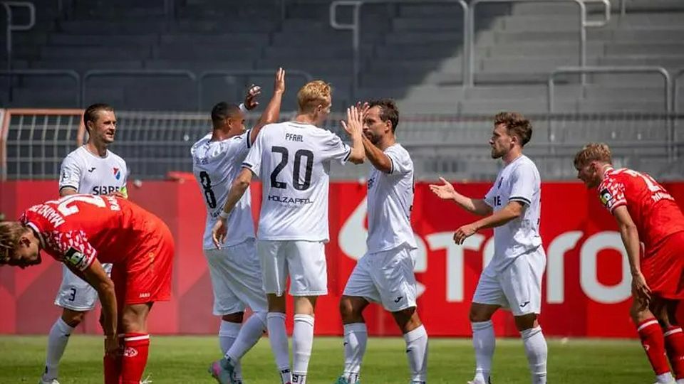 Die Spieler des TSV Steinbach Haiger jubeln über einen Treffer beim Auswärtssieg gegen die U23 des FSV Mainz 05. © Björn Franz