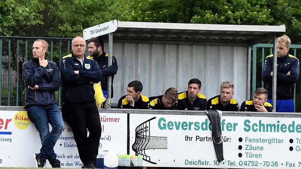 Holger Dreyer (rechts stehend neben seinem Assistenten Tobias Gottschalk) verlässt den TSV Otterndorf nach achteinhalb Jahren.