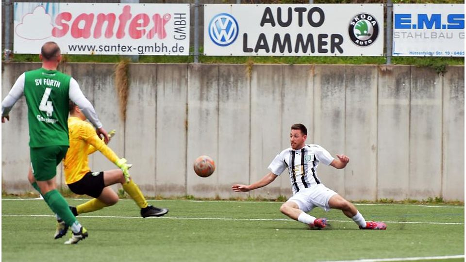 Wald-Michelbachs Kim Naas zwirbelt den Ball irgendwie an Fürths Torhüter David Hummel vorbei. Der Ball geht zum zwischenzeitlichen 5:0 für die SG Wald-Michelbach ins Tor.