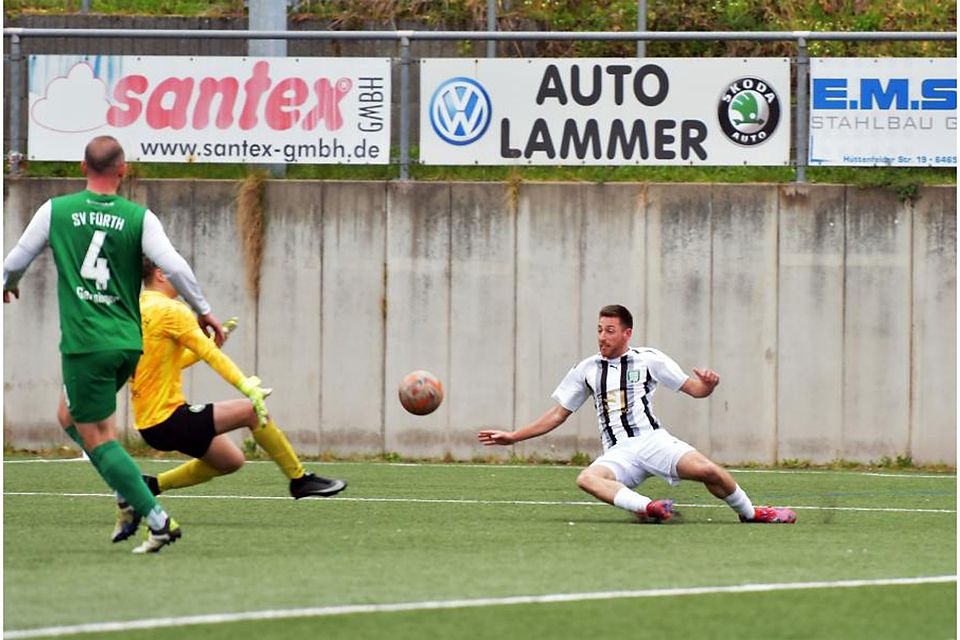 Wald-Michelbachs Kim Naas zwirbelt den Ball irgendwie an Fürths Torhüter David Hummel vorbei. Der Ball geht zum zwischenzeitlichen 5:0 für die SG Wald-Michelbach ins Tor.