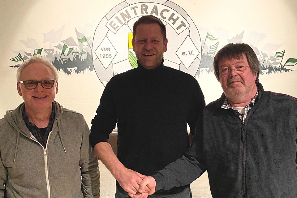Florian Reimers (Mitte) freut sich gemeinsam mit Eintracht Elbmarschs 1. Vorsitzenden Jens Heidemann (rechts) und Bernd „Bello“ Lohmann, Leiter Frauen- und Mädchenfußball bei der Eintracht Elbmarsch, auf die kommende Saison als Trainer von Eintracht Elbmarschs 1. Frauen.