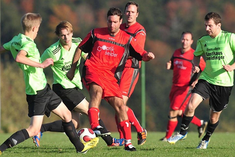Hier noch Gegner, jetzt Teamkameraden: die Kicker der DJK Hochwinkl (grüne Trikots) und des SV Wildenranna bilden eine Spielgemeinschaft F: Geisler