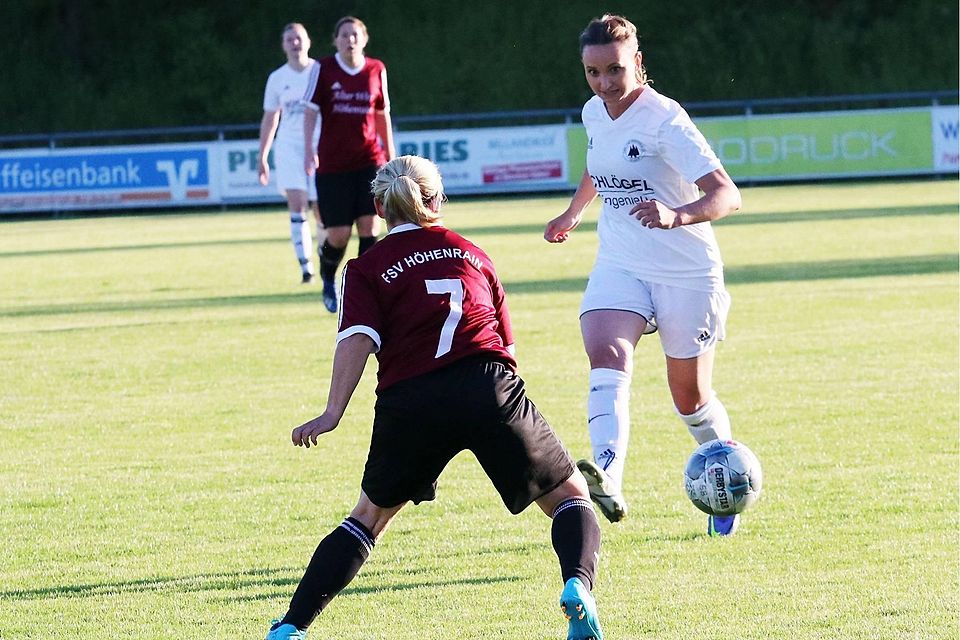 Mit 4:6 geschlagen geben mussten sich Neurieds Bezirksoberliga-Fußballerinnen um Alexandra Höhne (r.).