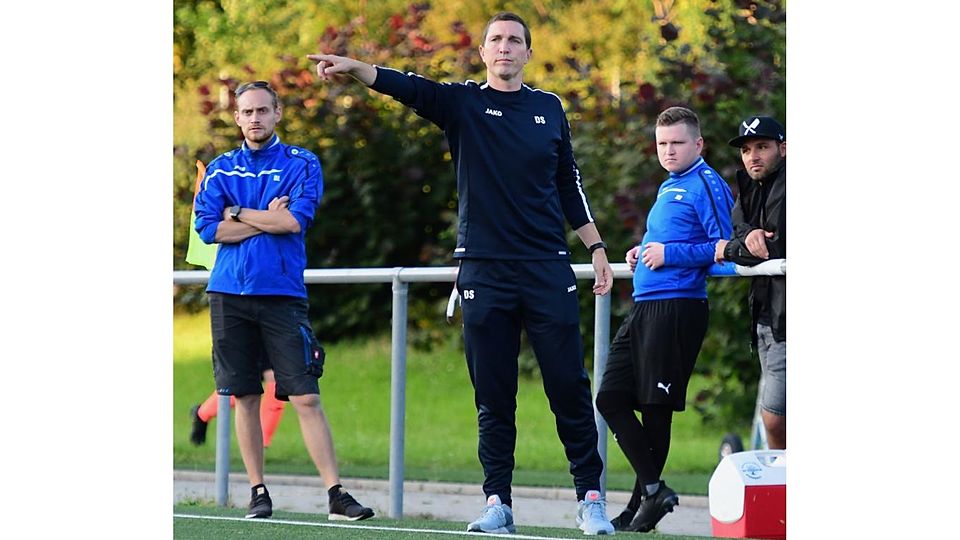 „Wir haben wenig zugelassen“, kann Dirk Schätzler (Mitte), Trainer der SG Dornheim, über den Dreier bei der zweiten Mannschaft des VfB Ginsheim zufrieden sein.	Archivfoto: Uwe Krämer
