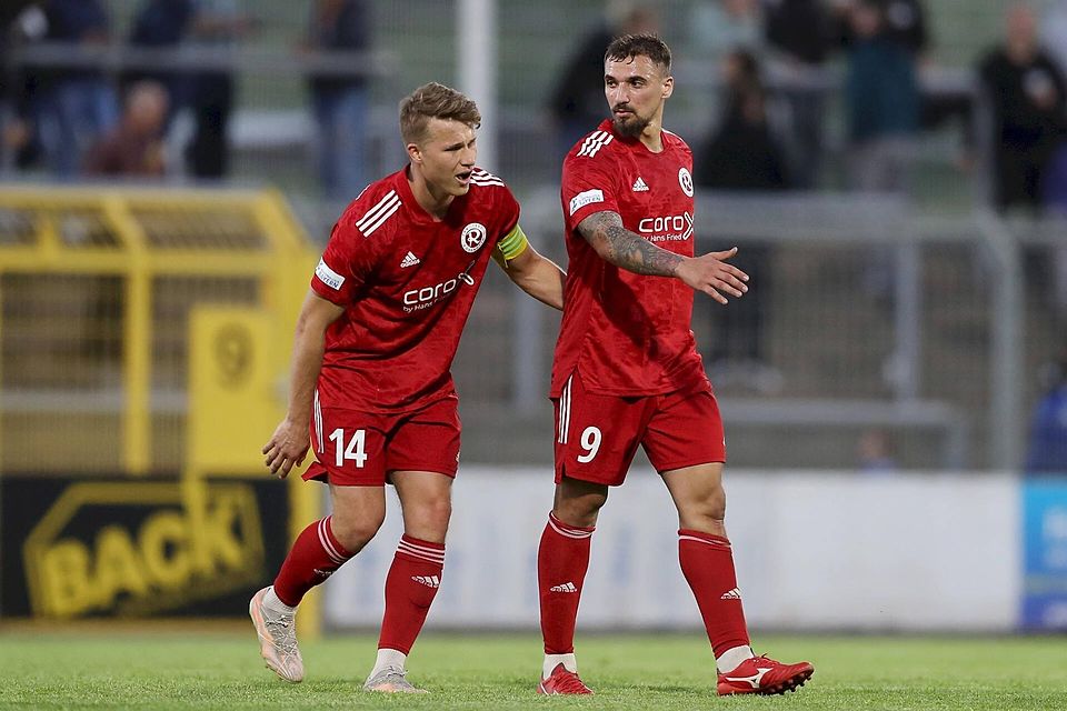 Der TSV 1860 Rosenheim um Christoph Fenninger (links) und Sascha Marinkovic verabschiedet sich mit einem Heimsieg aus der Regionalliga.