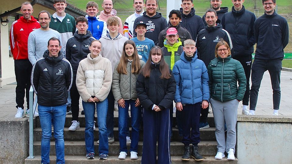 Schiriobmann Markus Teufel mit Vorstandsteam und die 17 neuen Schiedsrichter.