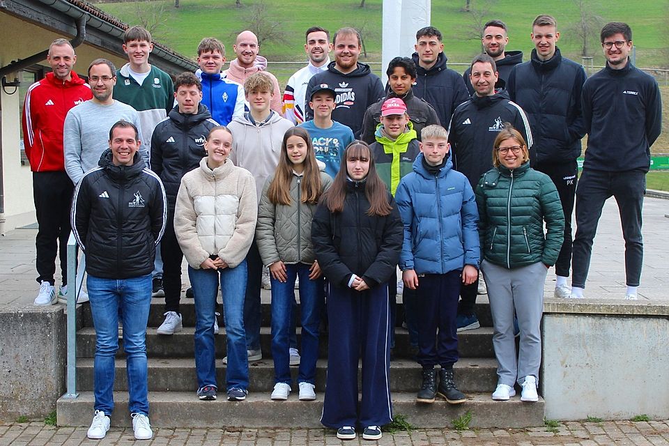 Schiriobmann Markus Teufel mit Vorstandsteam und die 17 neuen Schiedsrichter.