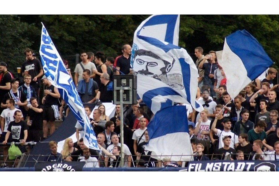 Heiß auf das Duell mit Neustrelitz: die Fans im Karl-Liebknecht-Stadion in Potsdam. Foto: Rieckmann