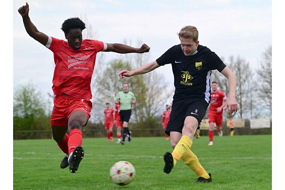 Beim 4:2-Erfolg immer einen Schritt schneller am Ball waren die Gruppenliga-Fußballer des SV 07 Geinsheim (rechts Yannik Keller) als die der SKV Büttelborn (Chidera Ashibuogwu).	Foto: Uwe Krämer