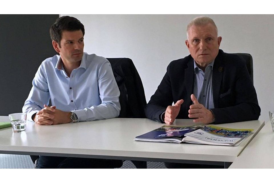 Gerd Högerle (links), hier mit Präsident Roland Reischmann, ist neuer Pressesprecher des FV Ravensburg. Foto: Thorsten Kern