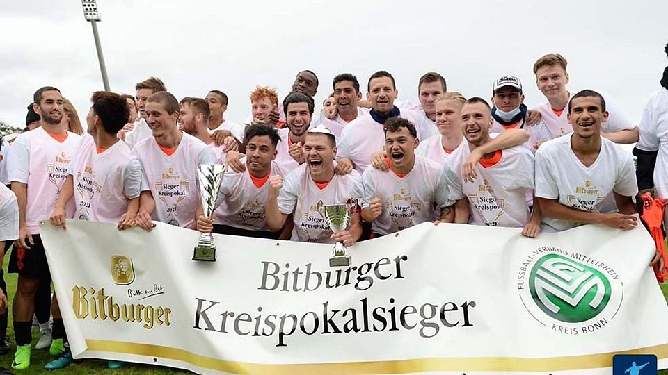 Großer Jubel beim FC Blau-Weiß Friesdorf.