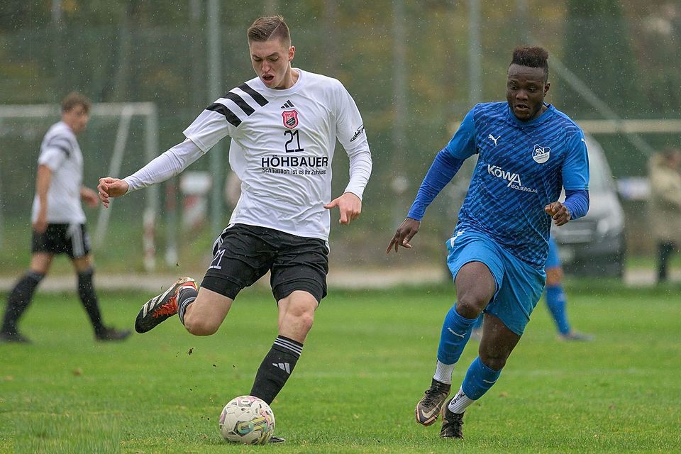 Unter anderem Innenverteidiger Maximilian Hiltl (am Ball) hat seinen Vertrag beim SC Luhe-Wildenau im Winter verlängert.