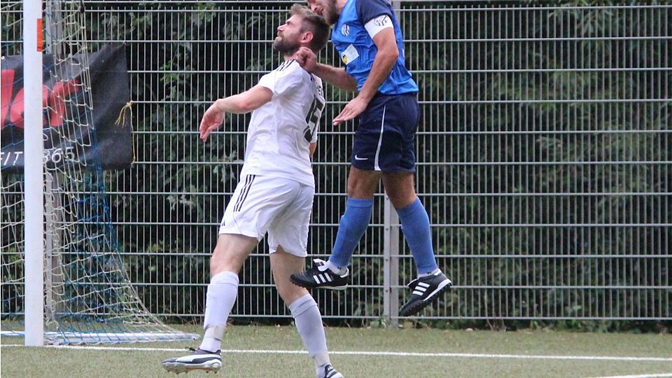 Gegen einen unbequemen SV Scheidt um Matthias Weyers (li.) mussten sich die Hühnerfelder, wie hier Elbrus Felk (re.), durchaus strecken; am Ende mit Erfolg