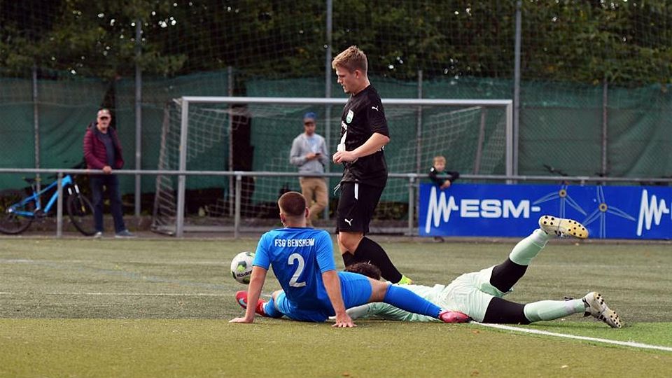 Dieses war der erste Streich: Torhüter Noah Runhaar und Arijan Burmiki (beide FSG Bensheim) versuchen, das Schlimmste zu verhindern – vergeblich. Luca Schemel bekommt den Ball vor die Füße und trifft zum 1:0 für den FC Starkenburgia Heppenheim, der am Ende das Duell der Aufsteiger mit 3:0 gewann. 	Foto: Dagmar Jährling