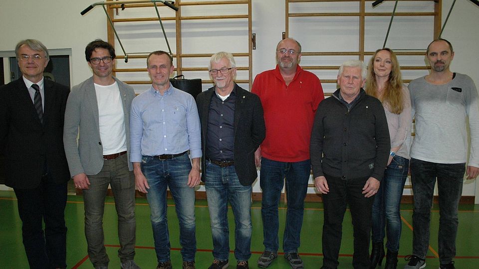 Langjährige Mitglieder des FC Sindlbach wurden im Rahmen der Jahreshauptversammlung im Sportheim für zehn und mehr Jahre der Zugehörigkeit ausgezeichnet. Foto: Helmut Fügl