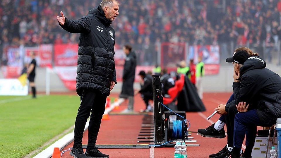 Jochen Seitz (stehend) ist zum ersten Mal in seiner Trainerlaufbahn gesperrt.