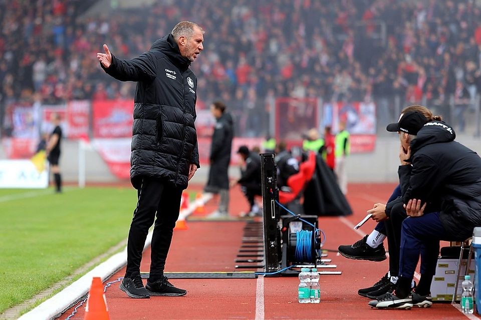 Jochen Seitz (stehend) ist zum ersten Mal in seiner Trainerlaufbahn gesperrt.