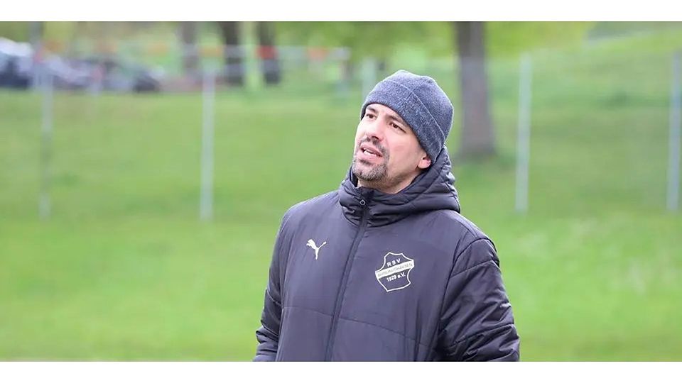Sieht eine Niederlage seines Teams, zeigt sich aber als fairer Verlierer: Trainer Francisco Reguengo von den Fußball-B-Junioren des RSV Büblingshausen. (Archivfoto) © Jasmin Hahn 