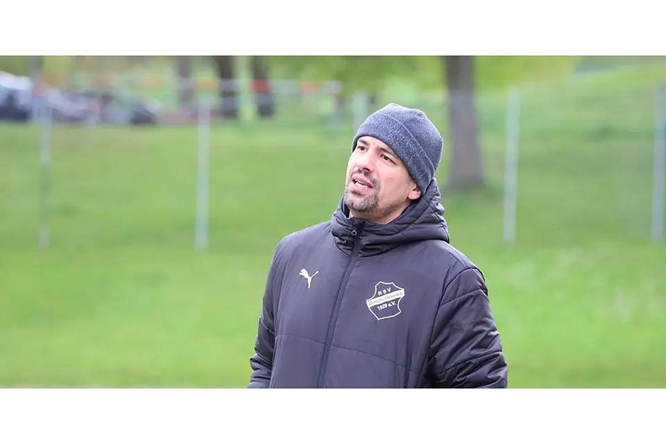 Sieht eine Niederlage seines Teams, zeigt sich aber als fairer Verlierer: Trainer Francisco Reguengo von den Fußball-B-Junioren des RSV Büblingshausen. (Archivfoto) © Jasmin Hahn Sieht eine Niederlage seines Teams, zeigt sich aber als fairer Verlierer: Trainer Francisco Reguengo von den Fußball-B-Junioren des RSV Büblingshausen. (Archivfoto) © Jasmin Hahn