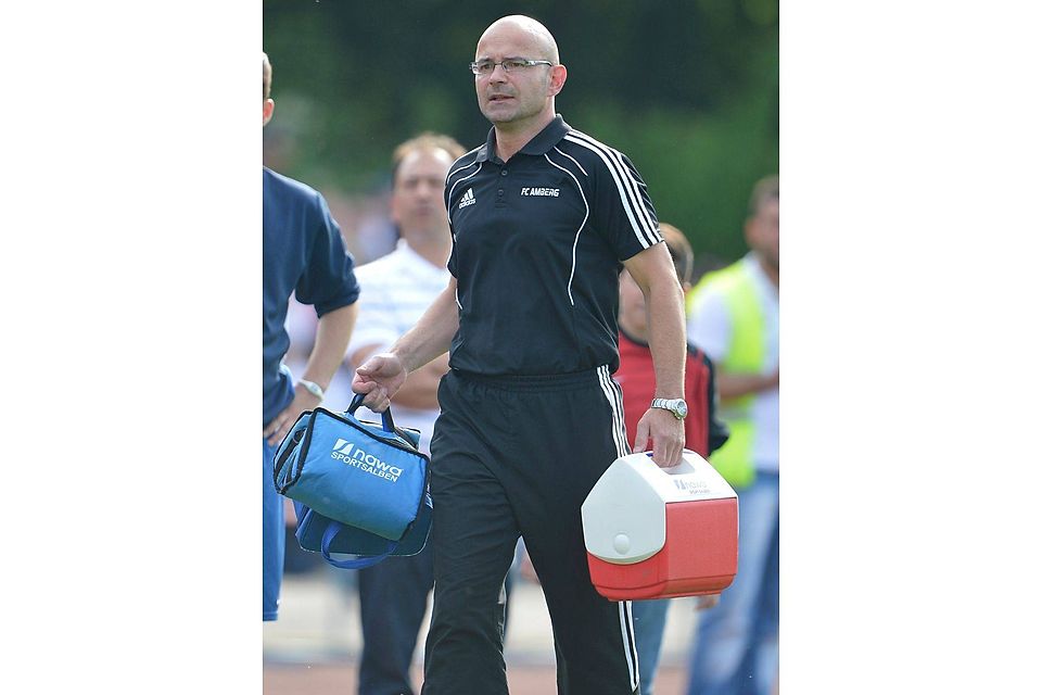 Steffen Ziegra (hier während seiner Zeit als Co-Trainer in Amberg) wird künftig nicht mehr für die Geschicke des TSV Winkelhaid verantwortlich sein. F: Zink