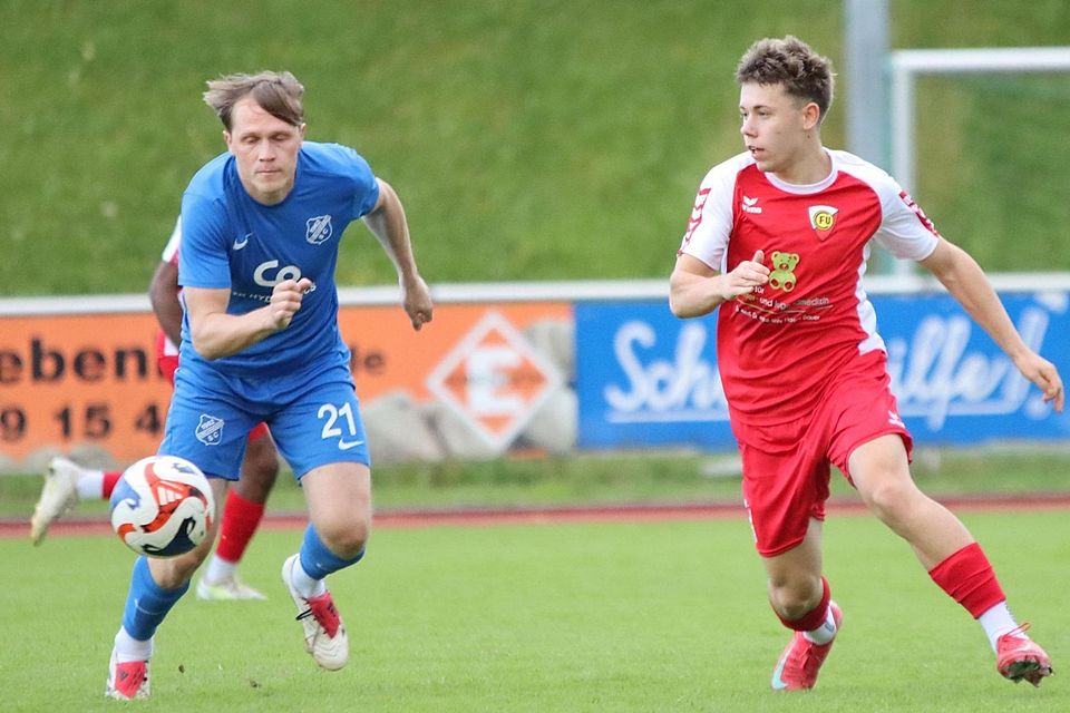 Gierig nach dem Ball: Denis Zabolotnyi (l.; Kirchheim) und Vincent Gmelch (Unterföhring) im Nachbarschaftsduell. Gierig nach dem Ball: Denis Zabolotnyi (l.; Kirchheim) und Vincent Gmelch (Unterföhring) im Nachbarschaftsduell.