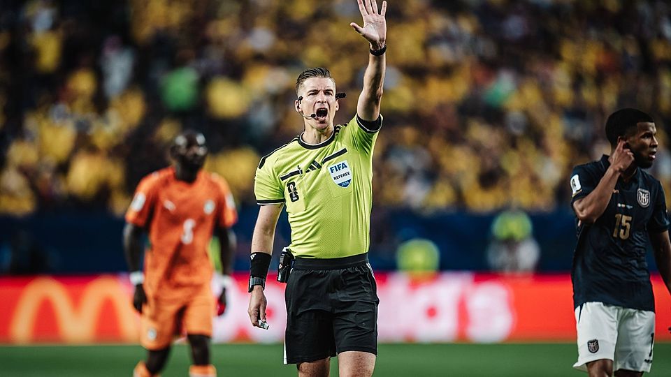 Schiedsrichter Francois Letexier (Frankreich) zählt während der Weltmeisterschaft einen Countdown.