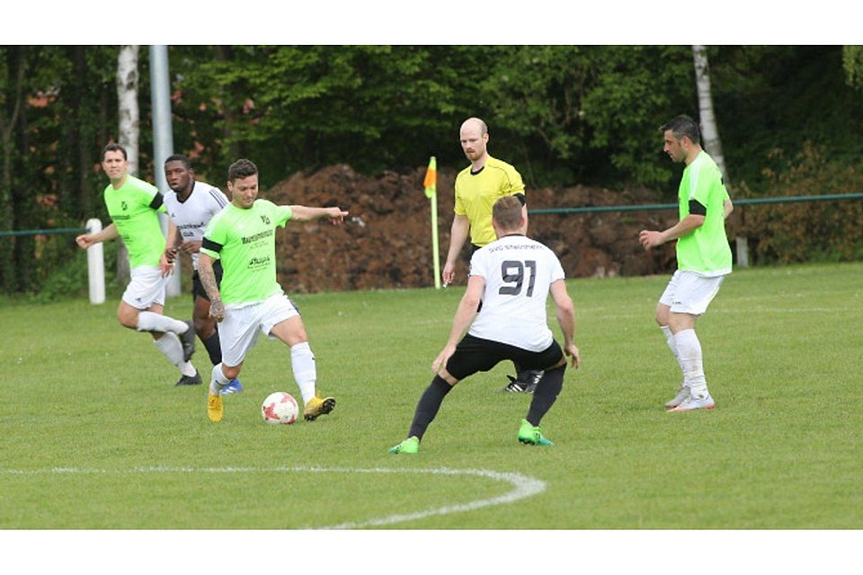 Ramon Pascal Fehst im grünen Trikot des VfR Wenings hat Maß genommen und zielt auf das gegnerische Gehäuse. Foto: sen Ramon Pascal Fehst im grünen Trikot des VfR Wenings hat Maß genommen und zielt auf das gegnerische Gehäuse. Foto: sen