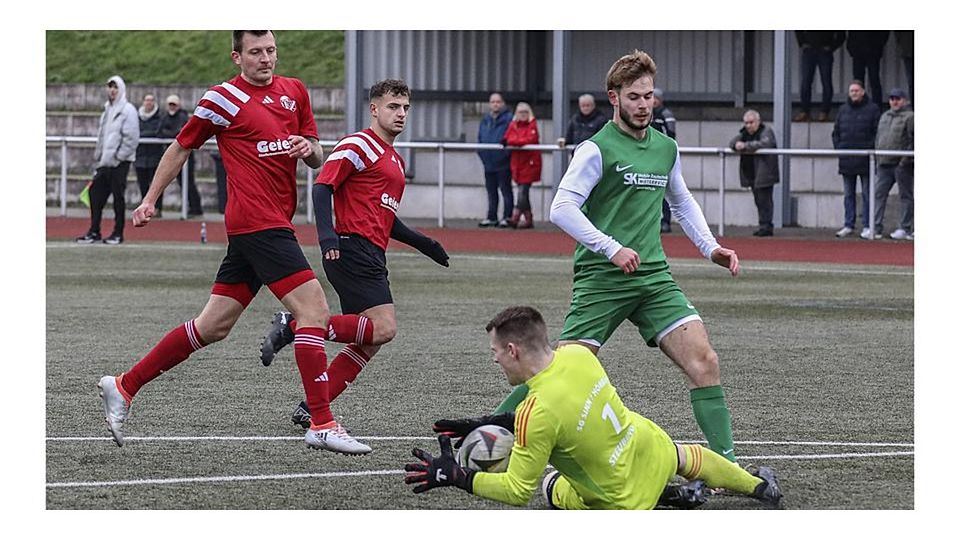 Die Sinn/Hörbacher Randolf Menge (v. li.) und Luca Paolo Di Salvo müssen nicht mehr eingreifen, Keeper Nico Steubing hat sich den Ball bereits vor Ballersbachs Pepe Doerrich geschnappt. 3:1 setzte sich die SG beim TSV durch. Die Sinn/Hörbacher Randolf Menge (v. li.) und Luca Paolo Di Salvo müssen nicht mehr eingreifen, Keeper Nico Steubing hat sich den Ball bereits vor Ballersbachs Pepe Doerrich geschnappt. 3:1 setzte sich die SG beim TSV durch. © Lorenz Pietzsch