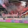 Stein des Anstoßes: Die Fans der Bayern-Amateure mit einem Feuerwerk am 5. Dezember 2025 im Heimspiel gegen den SV Wacker Burghausen.