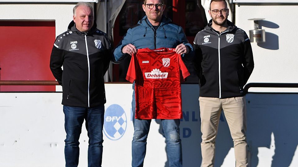 Günther Reichherzer (li.) und Michael Haid (re.) rahmen den neunen Sportlichen Leiter Bernd Taglieber ein.