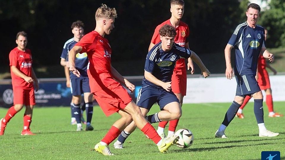 Der 1. FC Bad Kötzting (in rot) verspielte gegen die SpVgg Landshut in der Nachspielzeit eine 2:0-Führung 