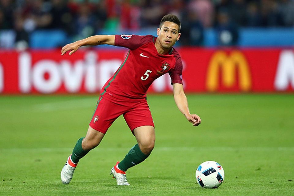 Borussia Dortmund hat zur kommenden Saison den portugiesischen Nationalspieler und EM-Teilnehmer Raphaël Guerreiro unter Vertrag genommen.Foto: Getty Images