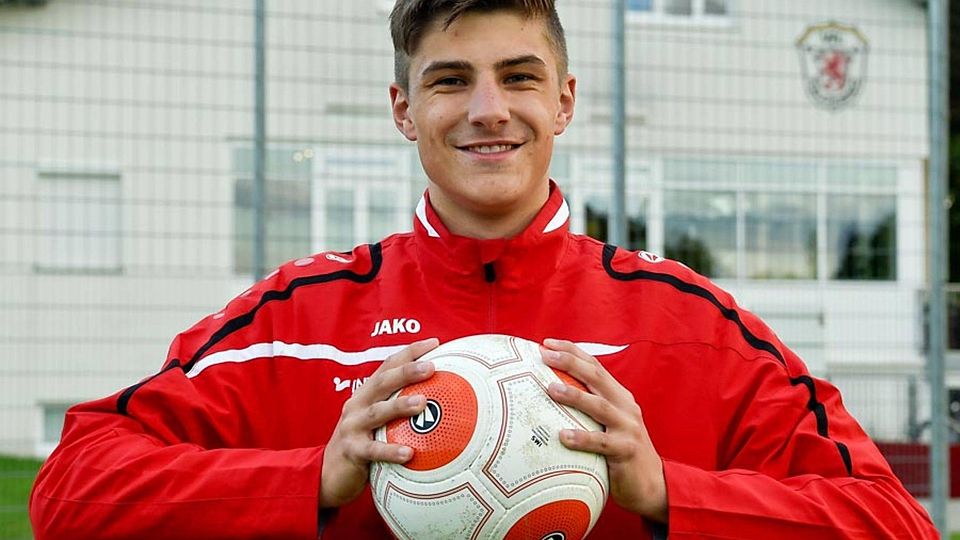 Der 18-jährige Fynn Holthuis hat sich in die bayerische Auswahl-Mannschaft gespielt. Beim Turnier um den süddeutschen Meistertitel belegte er mit seinem Team den zweiten Platz. In allen drei Spielen kam der Fußballer des Bezirksligisten VfL Kaufering dabei zum Einsatz.