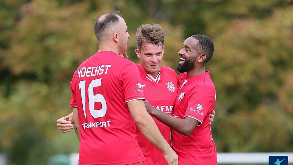 Gewohntes Bild im Höchster Stadtpark: Julien Antinac (Mitte) bejubelt einen seiner bislang 35 Saisontreffer.