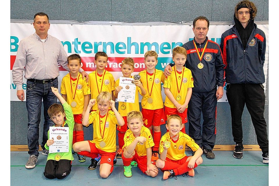 Die Kicker des FC Mecklenburg Schwerin gewannen den Wettbewerb der F2-Junioren (hinten links: Turniersponsor Nico Bunge) Foto: Karl-Heinz Sühs