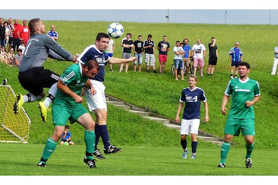 Schönsees Keeper verhinderte eine höhere Niederlage gegen die neue SG Schönthal/VfR Premeischl,die zum Einstand gleich mal einen 3:0-Sieg hinlegte. Foto: wfl