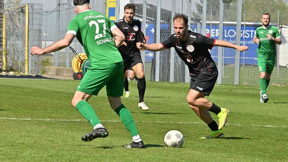 Die Landsberger Top-Torjäger: Jeton Abazi (r.) hat mit elf Toren mit Maxi Berwein (hinten) gleichgezogen