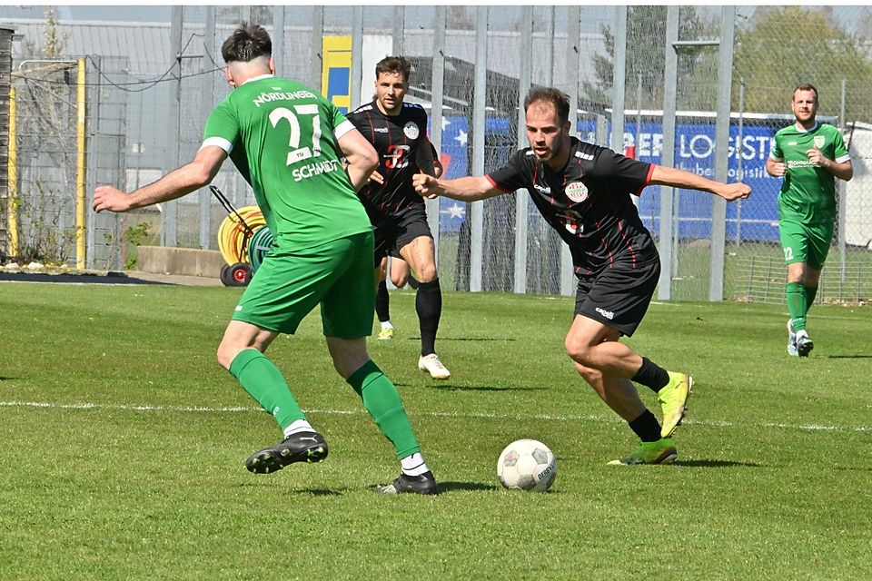 Die Landsberger Top-Torjäger: Jeton Abazi (r.) hat mit elf Toren mit Maxi Berwein (hinten) gleichgezogen