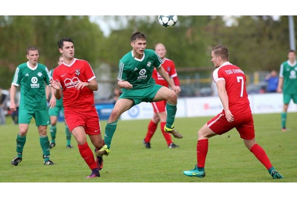 Der FV Altheim (grünes Trikot) und die TSG Ehingen trennen sich im Spitzenspiel der Fußball-Bezirksliga Donau 0:0. Foto: Thomas Warnack