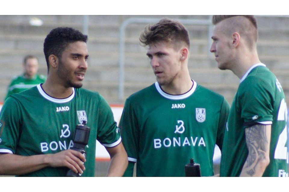 Ratlos: Nach dem Spiel suchen Darryl Geurts, Alexander Wuthe und Jakob Zwerschke Gründe für die hohe Niederlage. Foto: Mitsch Rieckmann