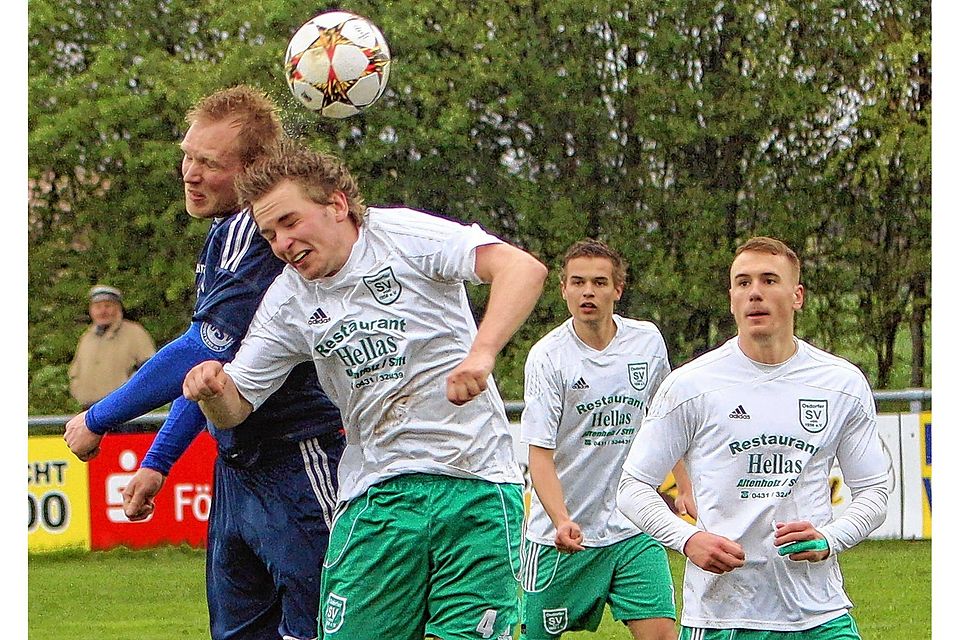 Lasse Retza brachte den Osterbyer SV mit diesem Kopfball zwischenzeitlich auf 2:3 gegen den Osdorfer SV heran. Hier setzt er sich gegen Jan Ole Callsen durch. Foto:  Peters