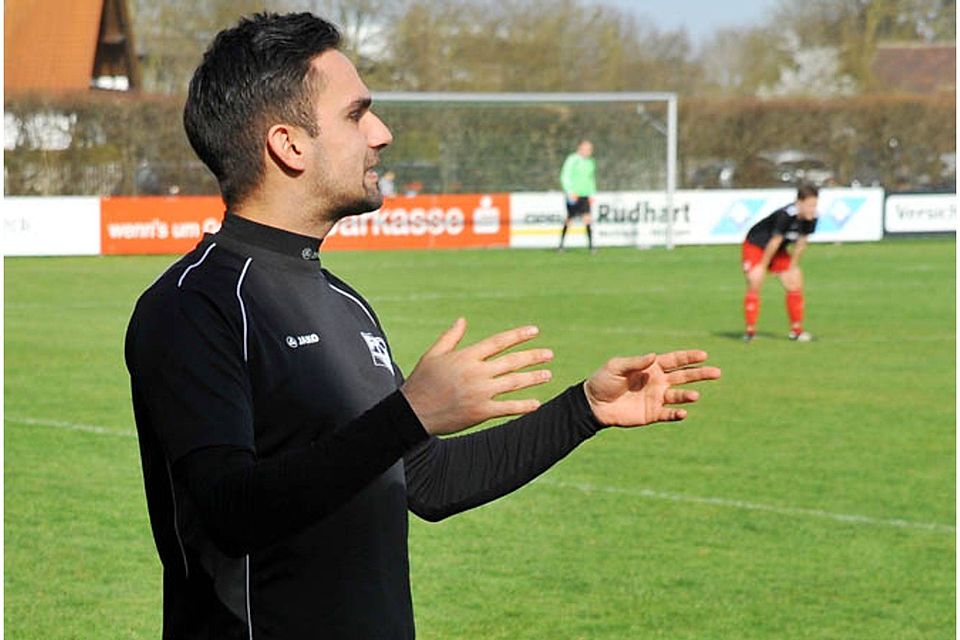 Konnte bei der 1:3-Schlappe am Sonntag in Höchstädt nicht auf dem Platz mitwirken: Donauwörths verletzter Spielertrainer Volkan Cantürk. 	F.: Karl Aumiller