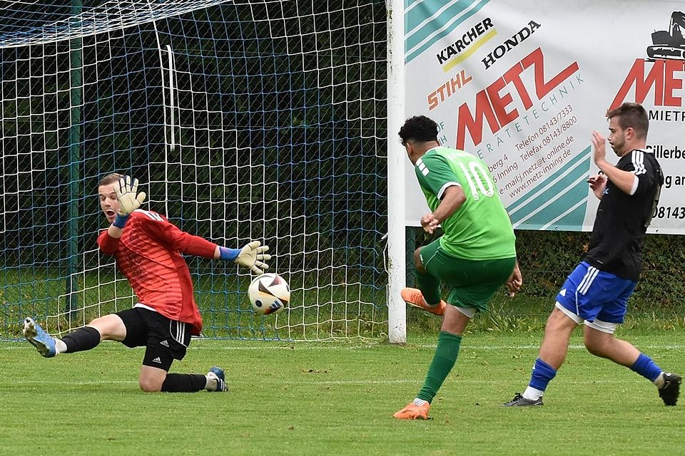 Fußball Bezirksliga FC Aich Torhüter Quirin Milde und Sebastian Nemecek (schwarzes Trikot) gegen Aubing.